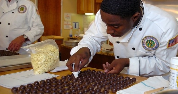 שוקולדים | תבנית פרלינים | הכנת שוקולד ביתי – תבנית לשוקולד